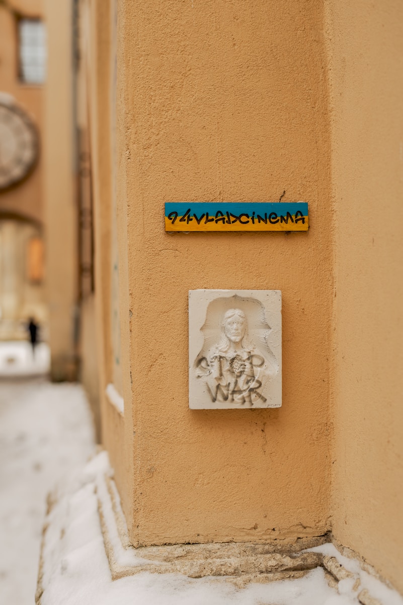 a sign on a building that says evavorcinona